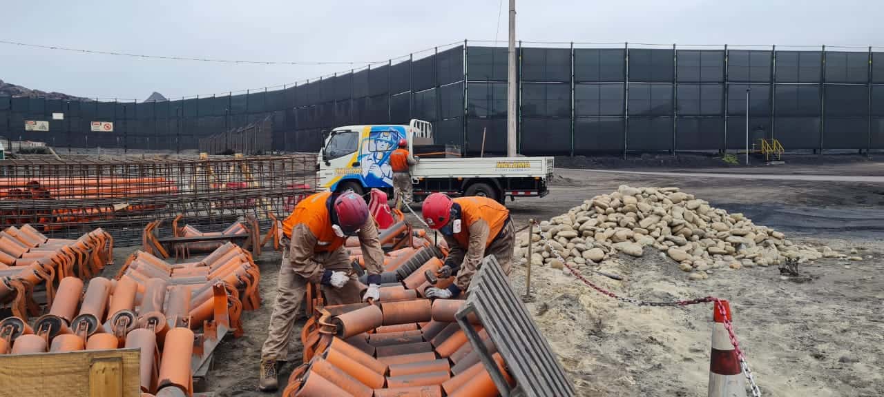 Equipo ordenando polines en terreno