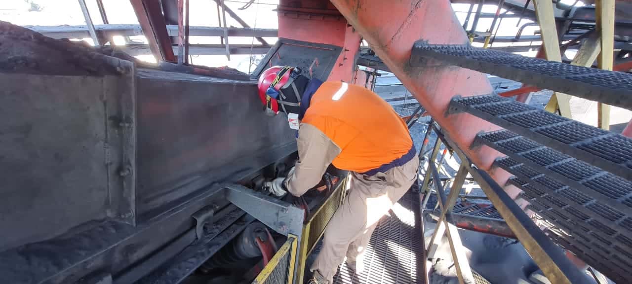 Operador cambiando polines en el puerto
