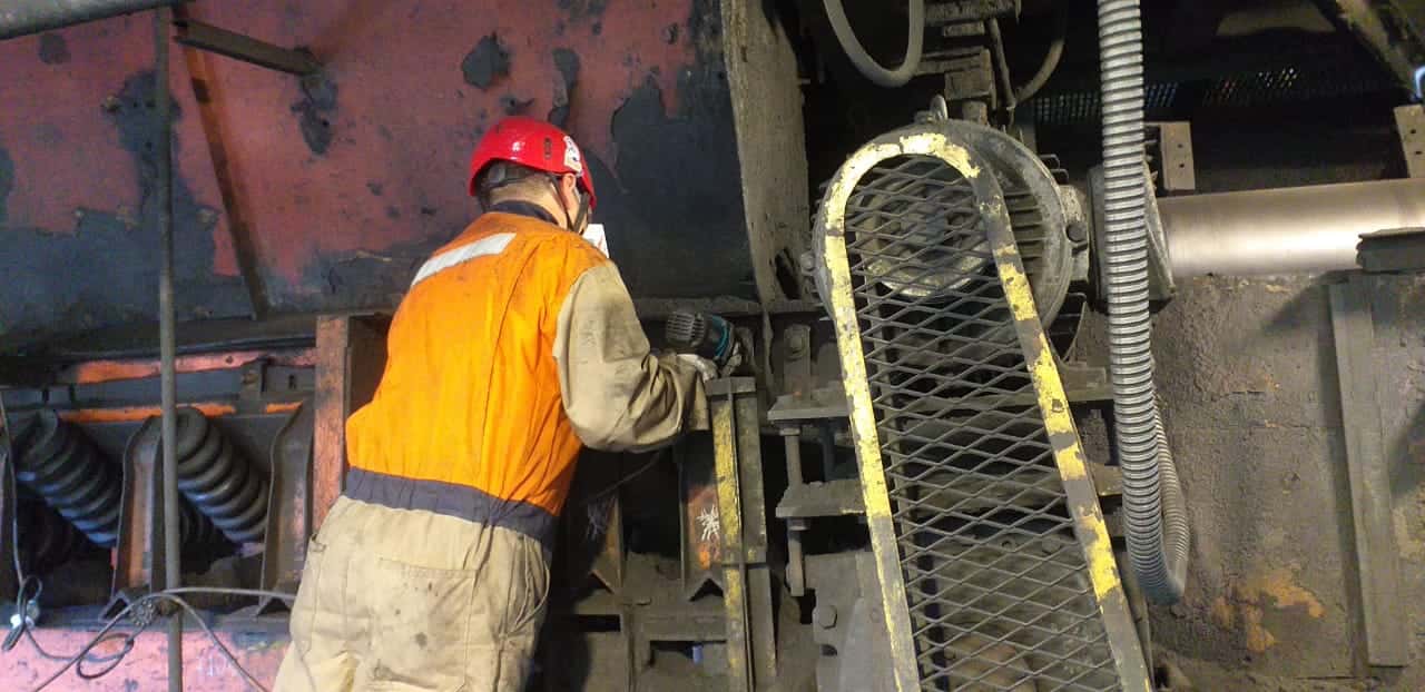 Operador en cambio de polines