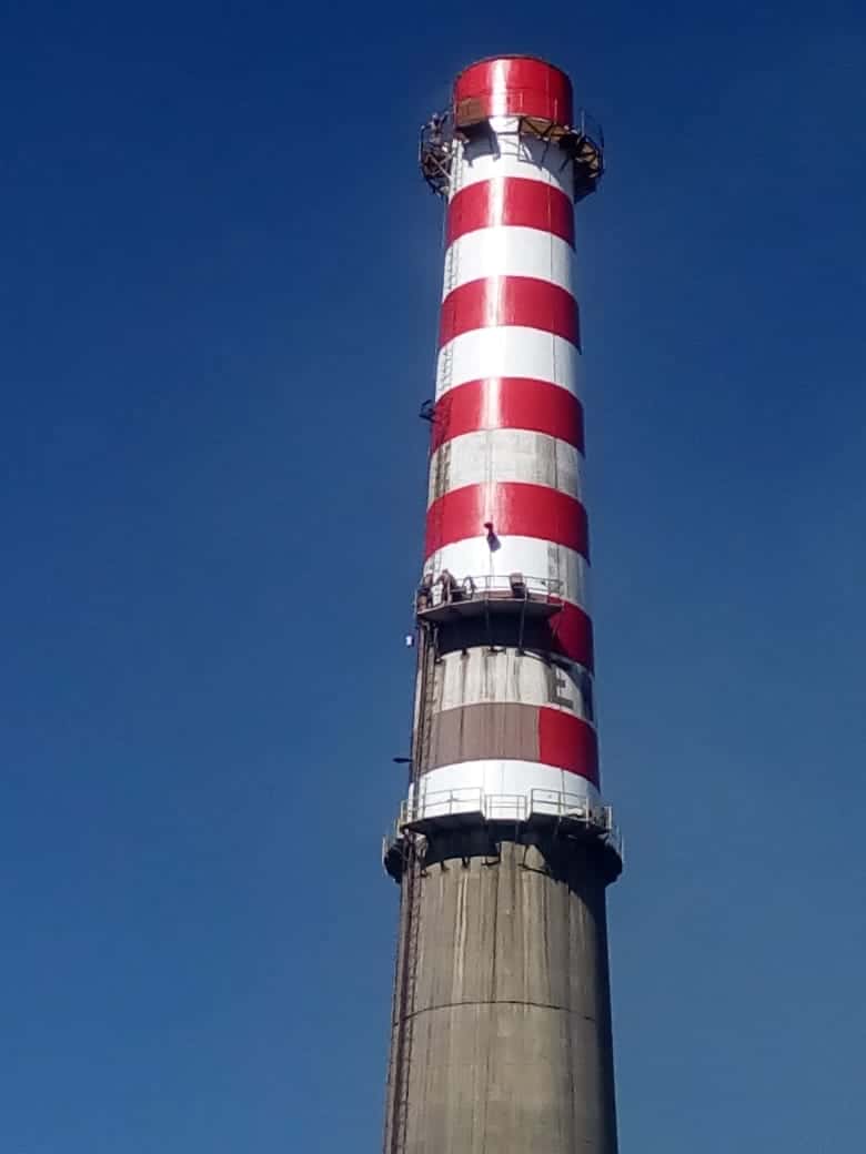 Chimenea de fundición a medio pintar