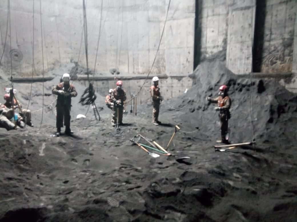 Silo descolapsado, material ya en piso