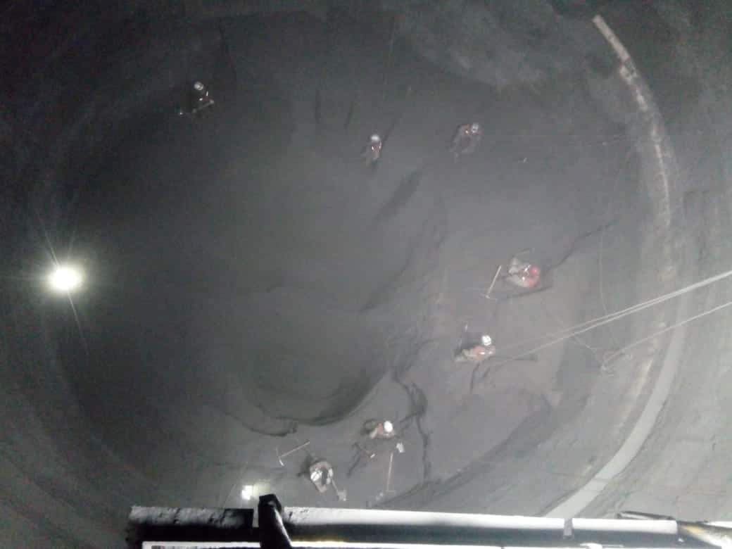 Equipo descolapsando silo, vista desde arriba