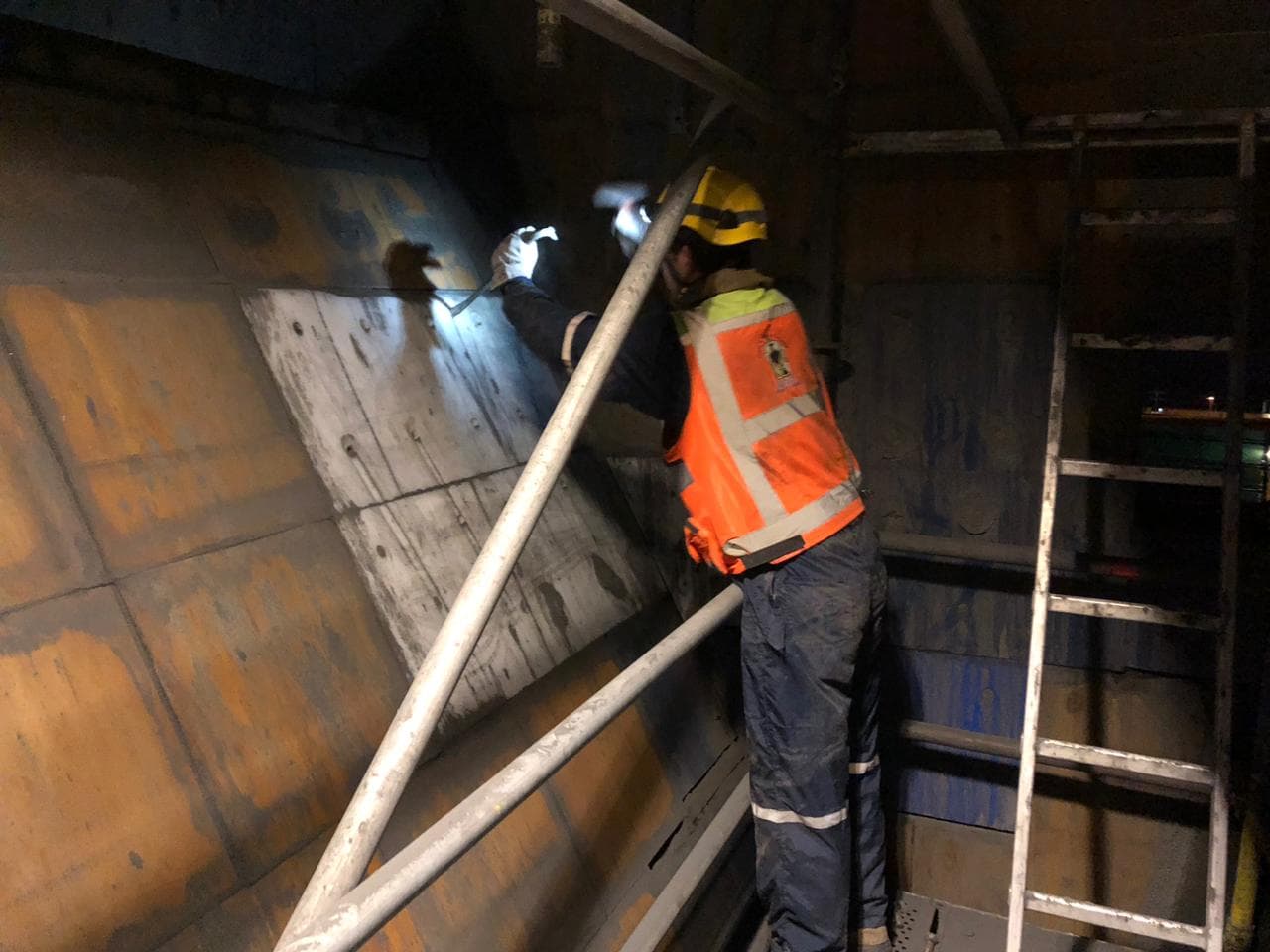 Técnico de AMS cambiando placas de blindaje