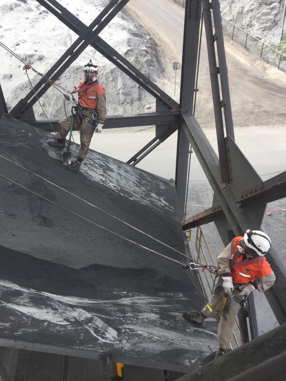 Equipo de AMS haciendo aseo industrial en altura en CMP Los Colorados