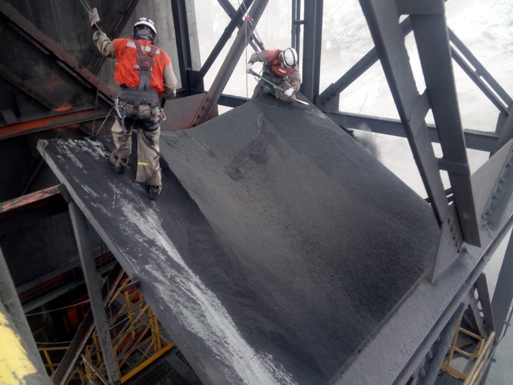 Aseo industrial en altura sobre un techo en CMP Los Colorados