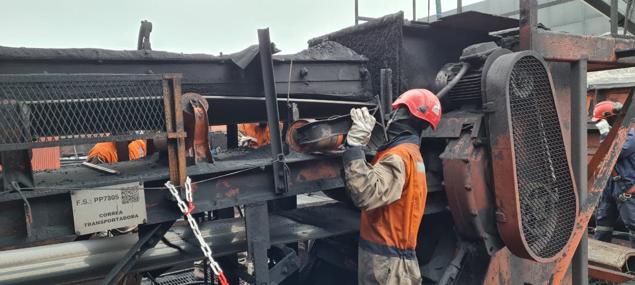 Técnico de AMS cambiando polines en Puerto Totoralillo
