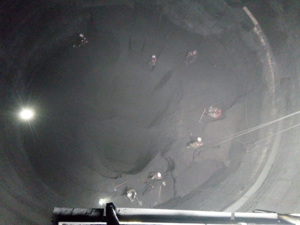 El equipo de AMS trabajando dentro del silo, visto desde arriba