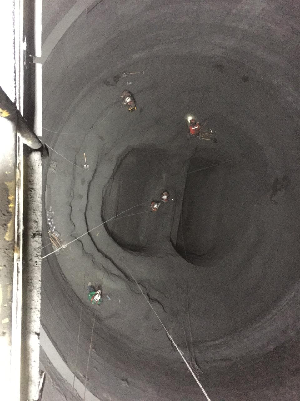 Vista desde arriba del equipo de AMS descolapsando material dentro de un silo de la Planta de Pellets