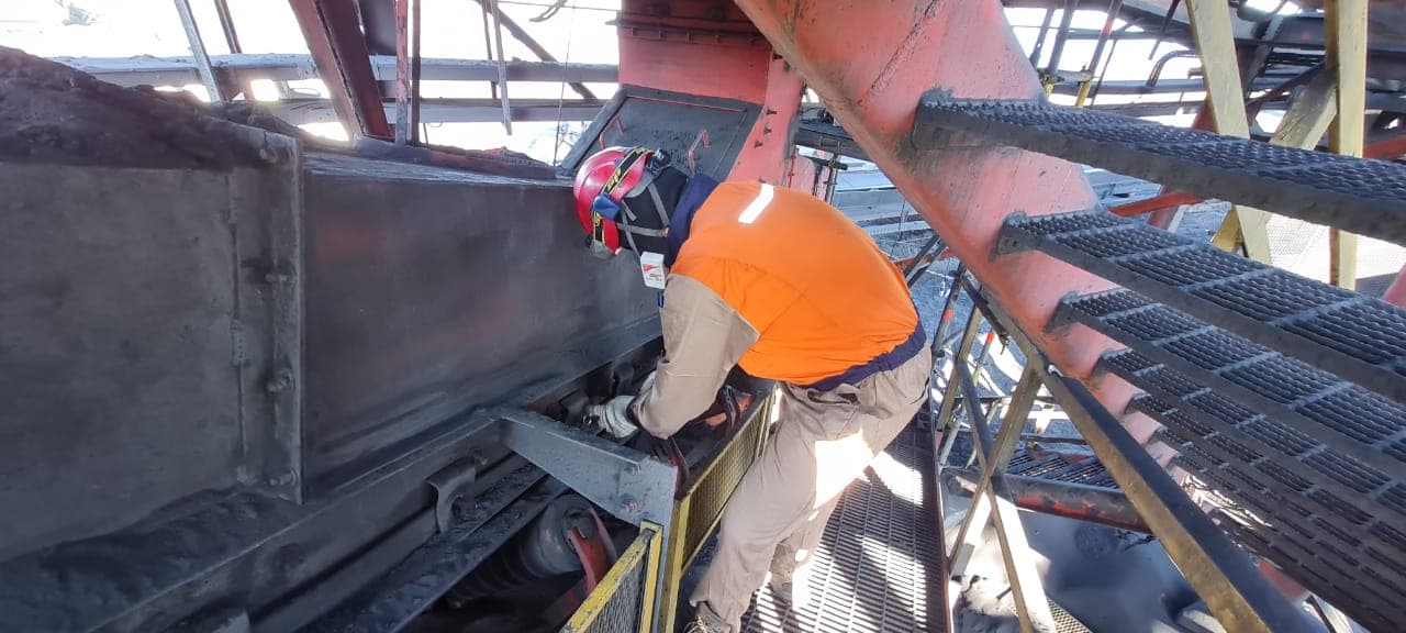 Operador cambiando polines en el puerto