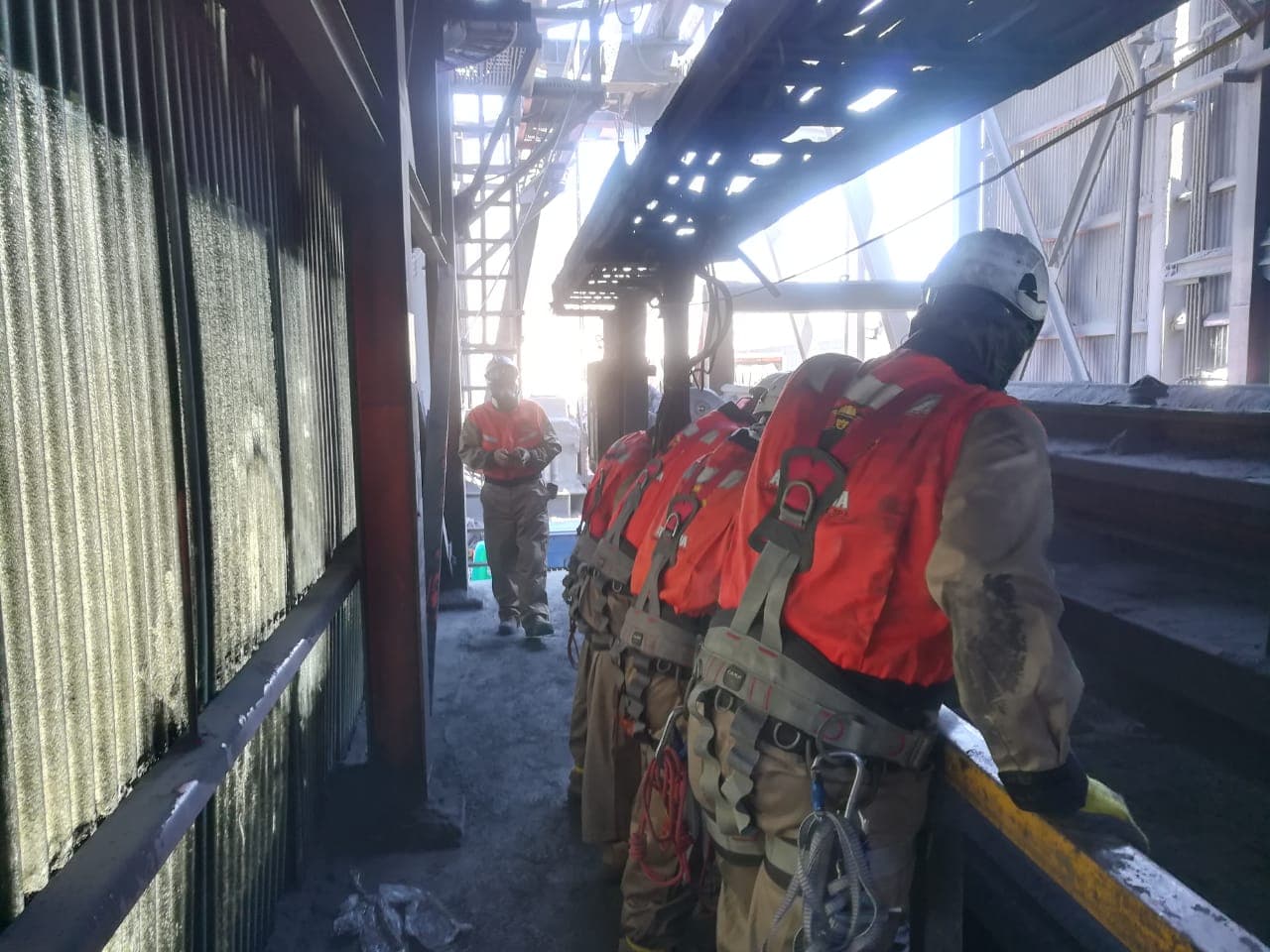 Cuadrilla con EPP completo en planta industrial
