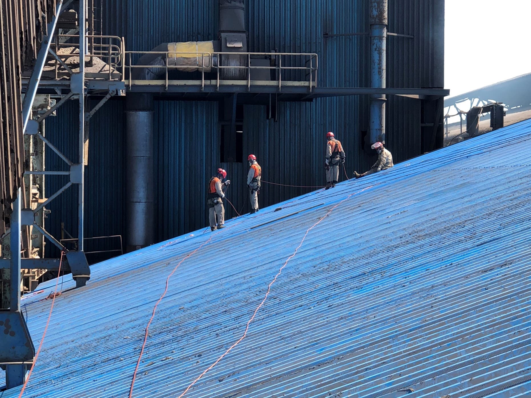 Cuadrilla con líneas de vida sobre cubierta de planta