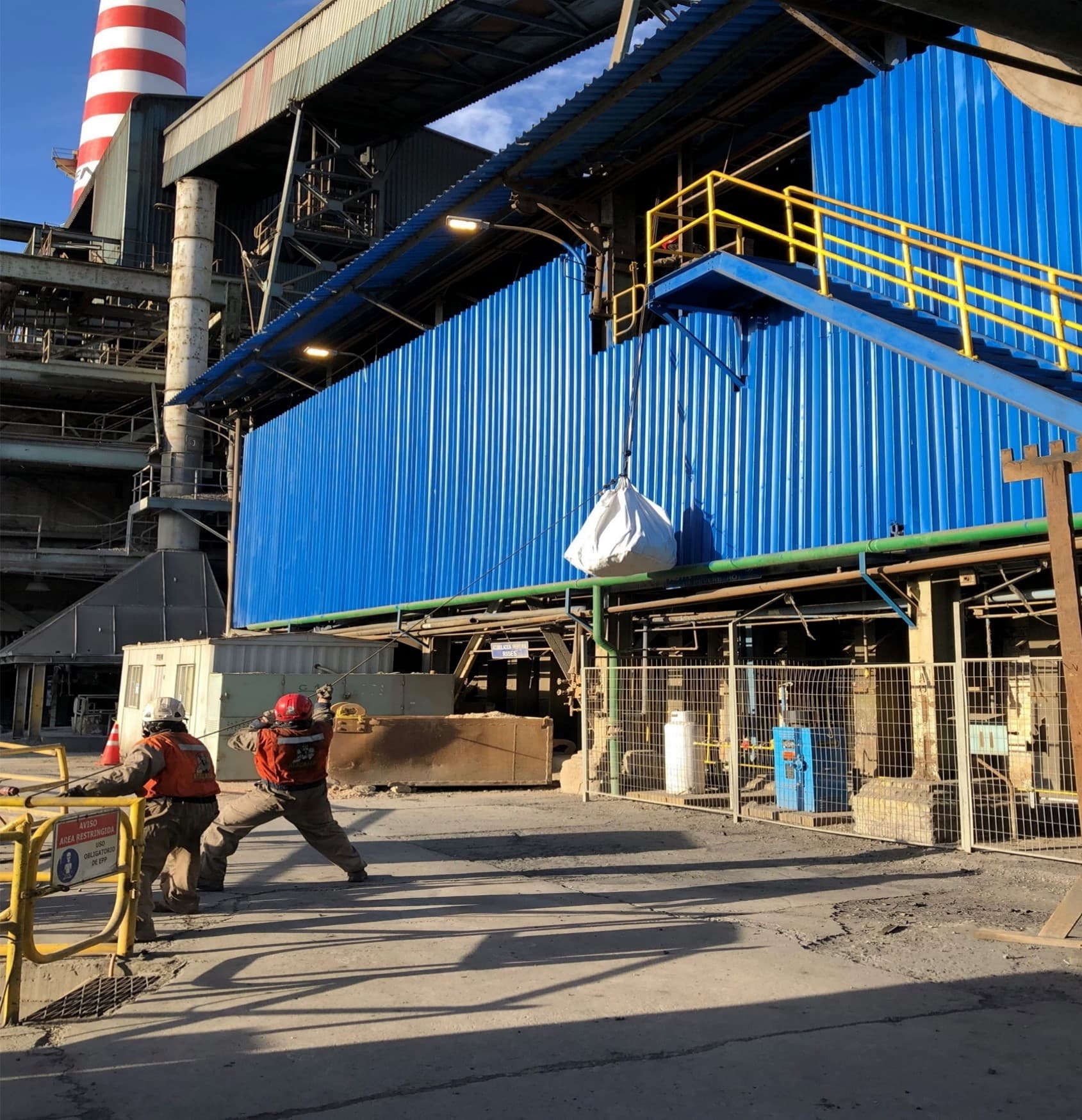 Técnicos de AMS izando carga en la Fundición Hernán Videla Lira