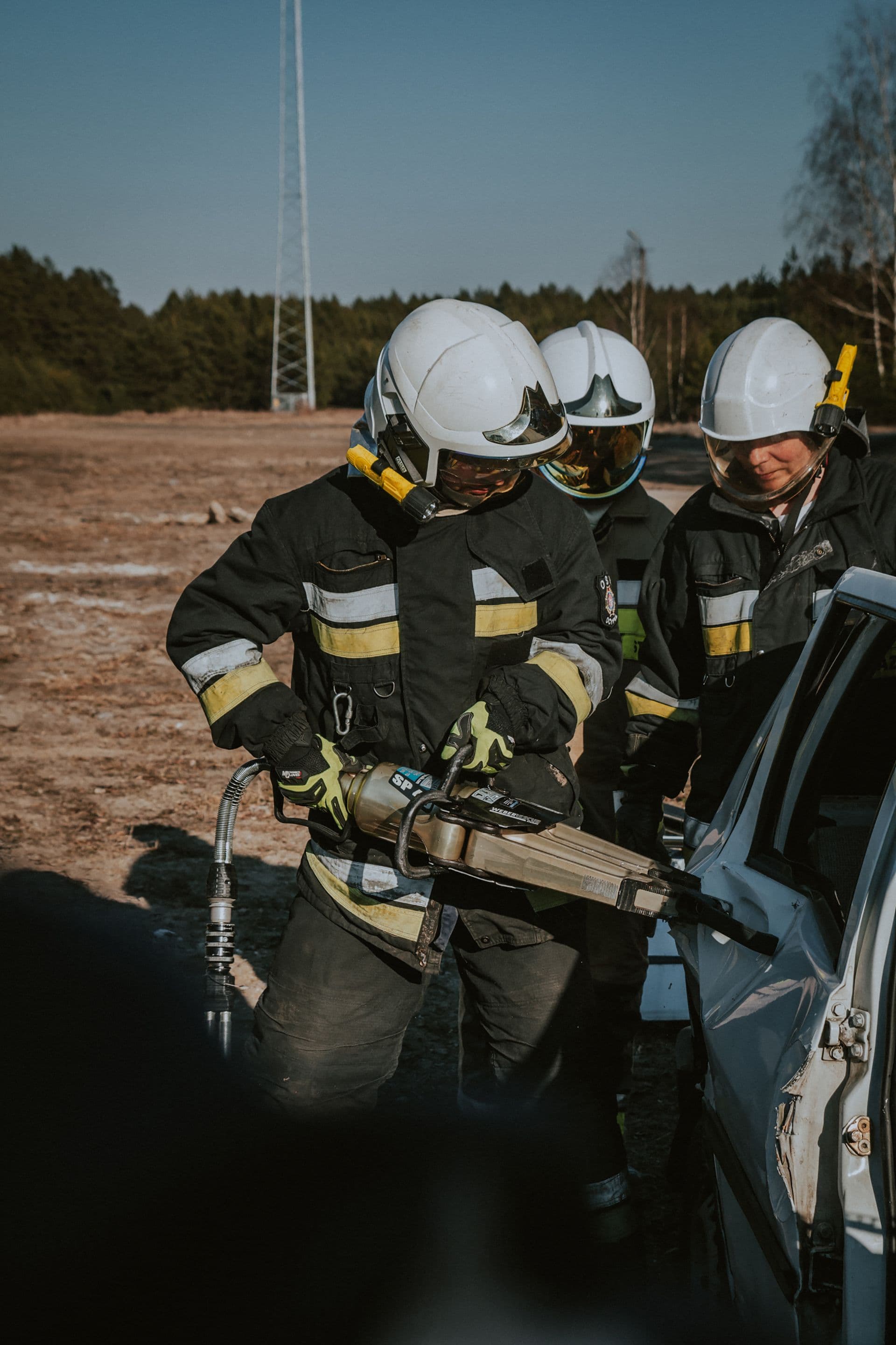 Brigada con equipo completo en un rescate vehicular