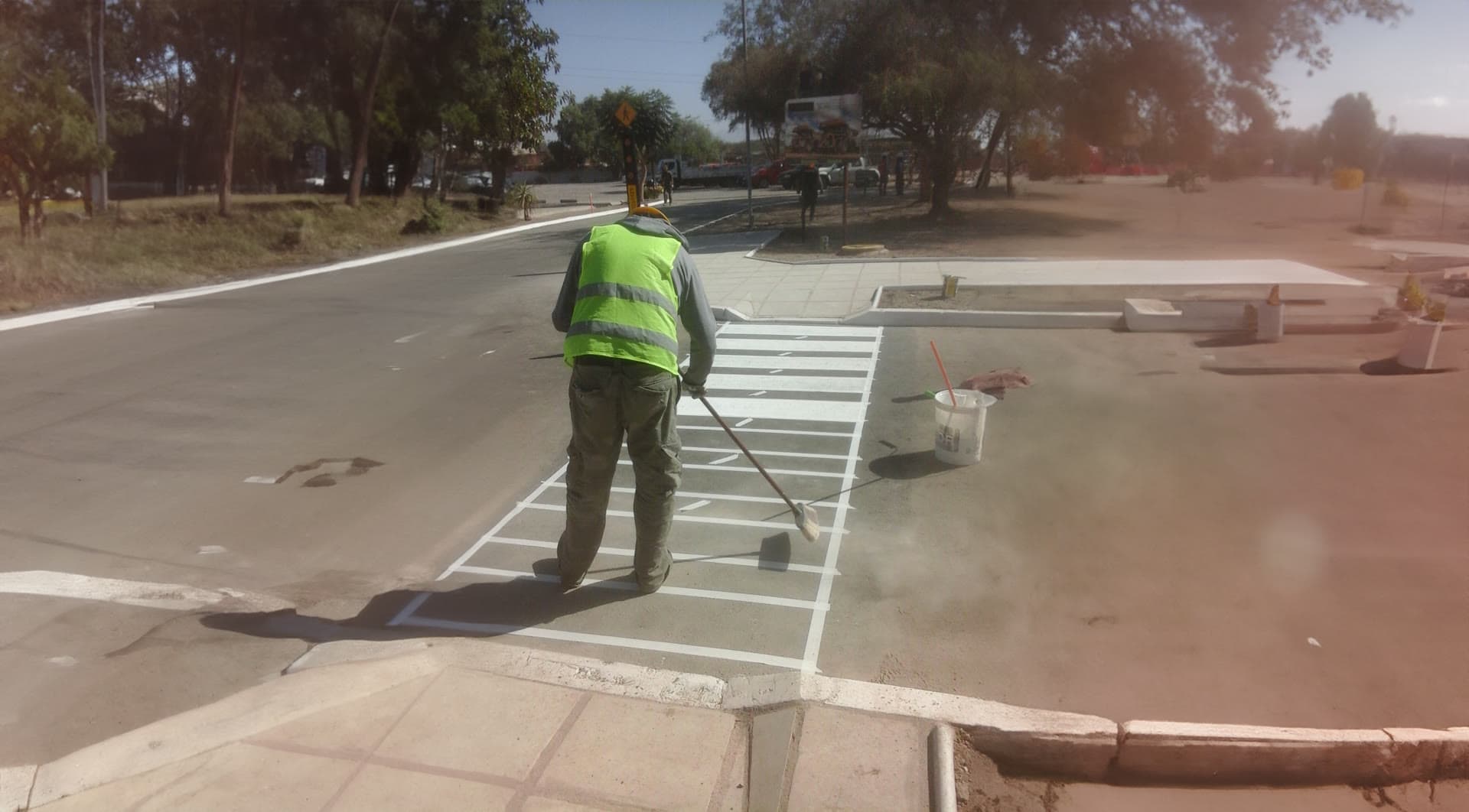 Técnico de AMS demarcando un paso peatonal