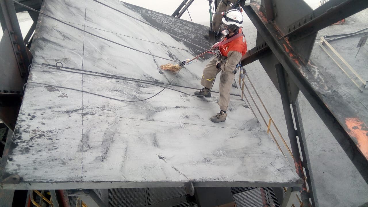 Aseo industrial en altura en CMP Los Colorados