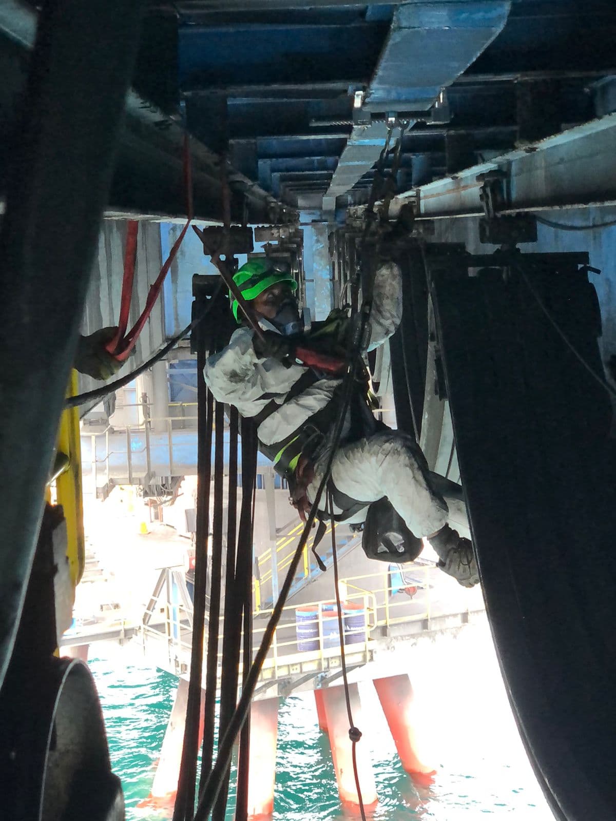 Inspección técnica bajo el cargador de barcos de Puerto Totoralillo