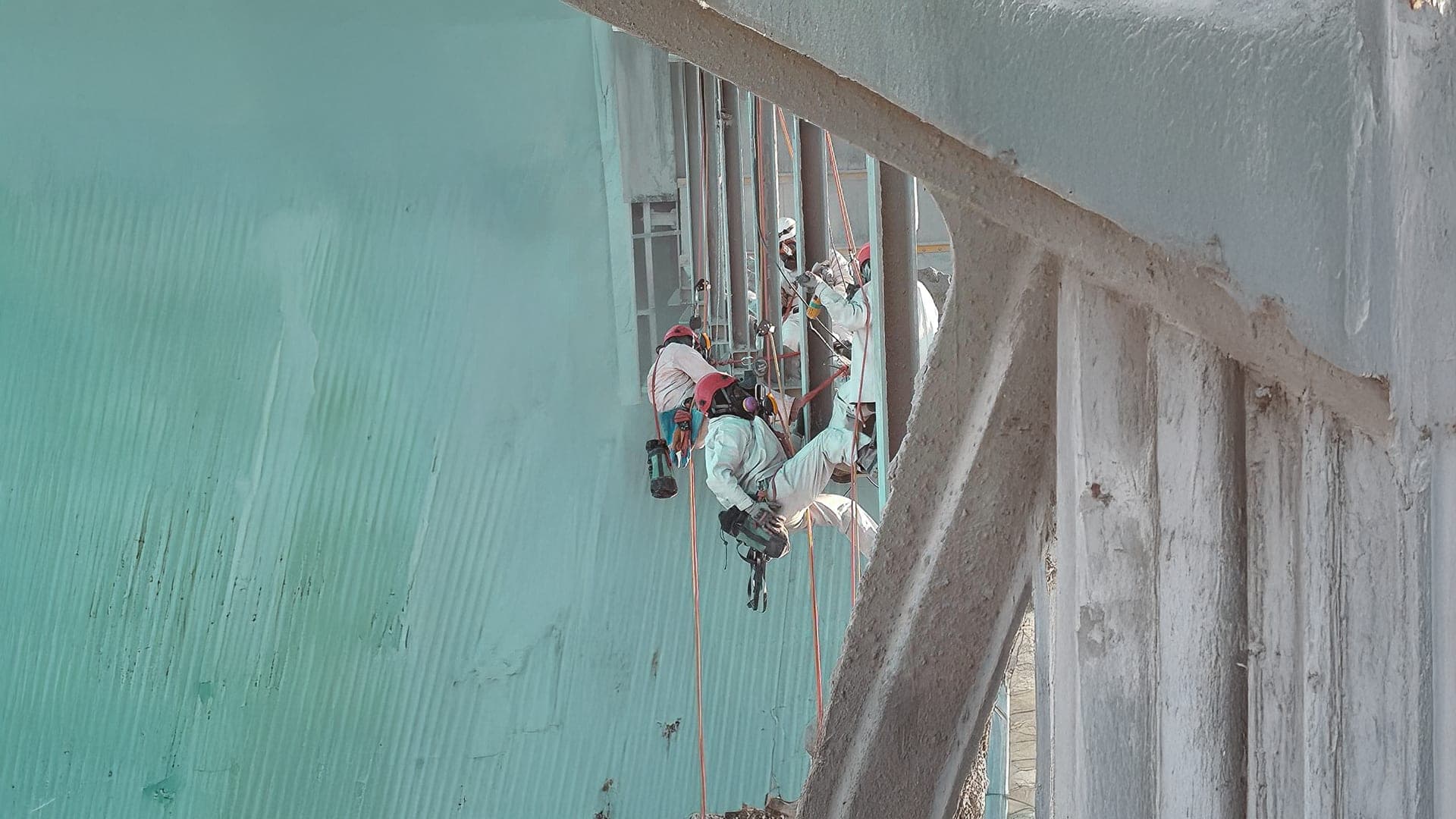 Técnicos verticales de AMS trabajando a 50 metros de altura en Minera Centinela