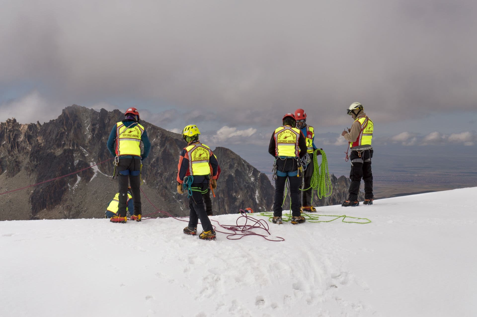 Rescatistas preparando cuerdas y equipo de rescate