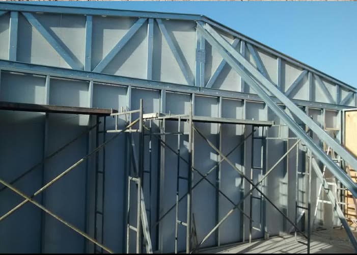 Estructura metálica de galpón en montaje