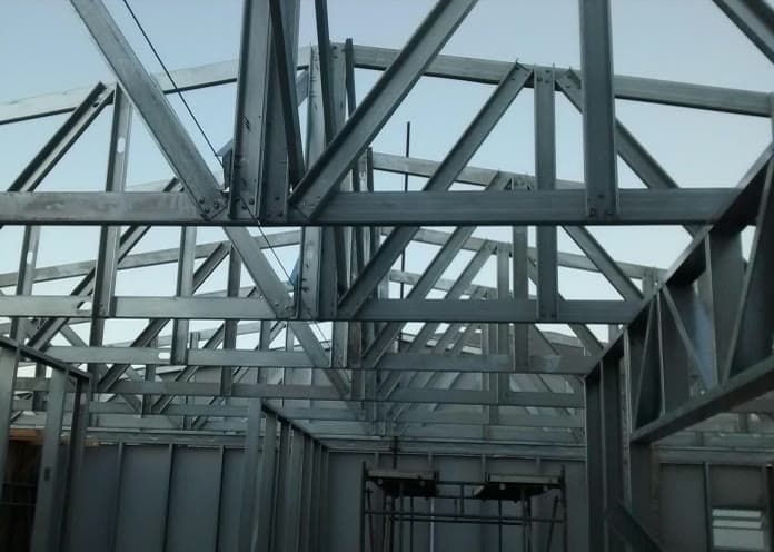 Estructura metálica en montaje