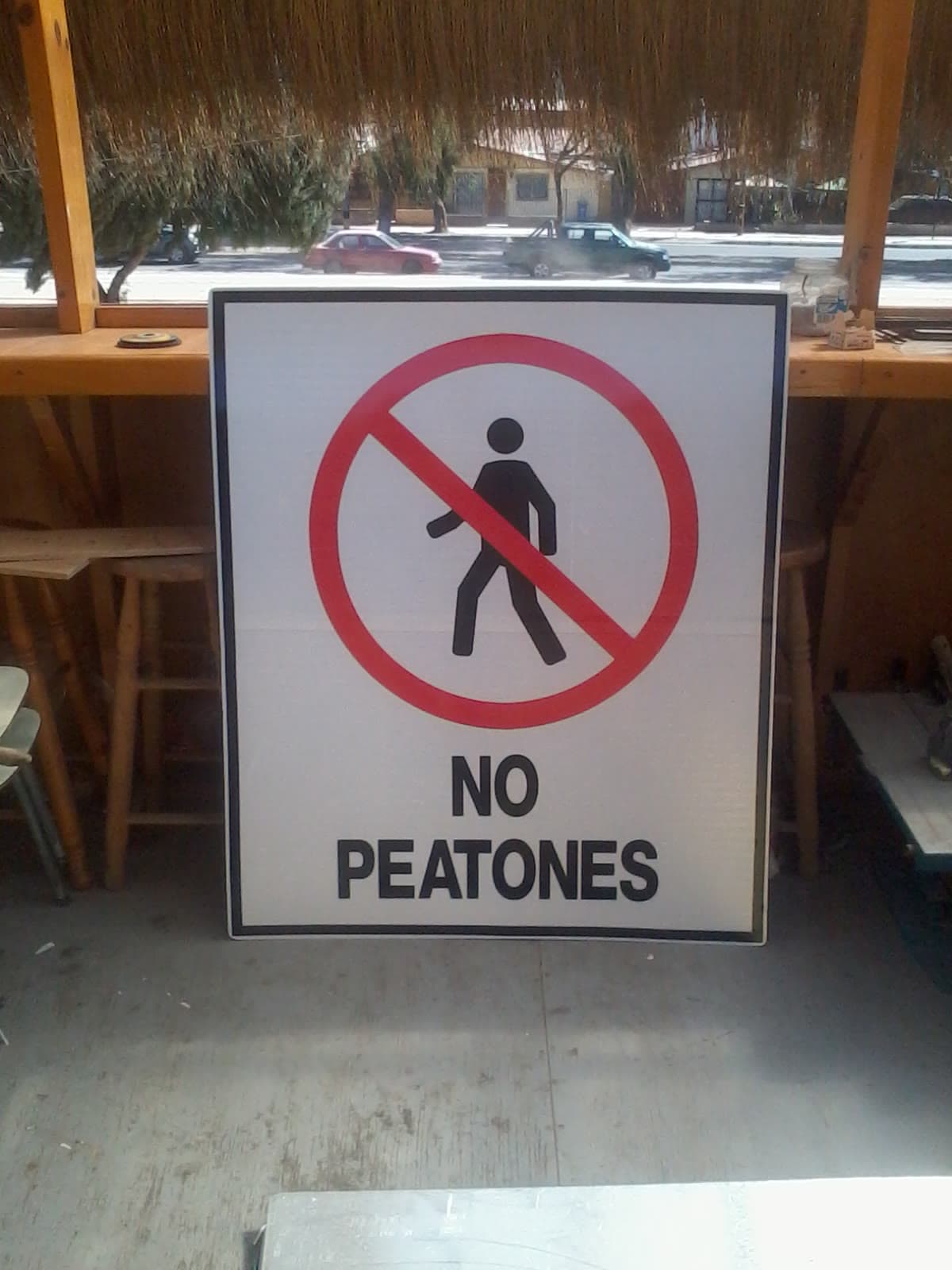 Letrero de prohibido el paso de peatones