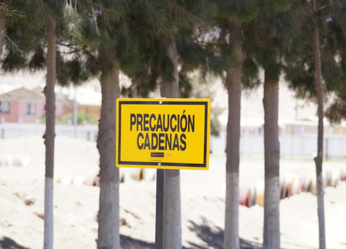 Letrero de precaución instalado