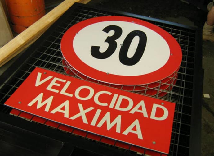 Letrero de velocidad máxima fabricado en el taller