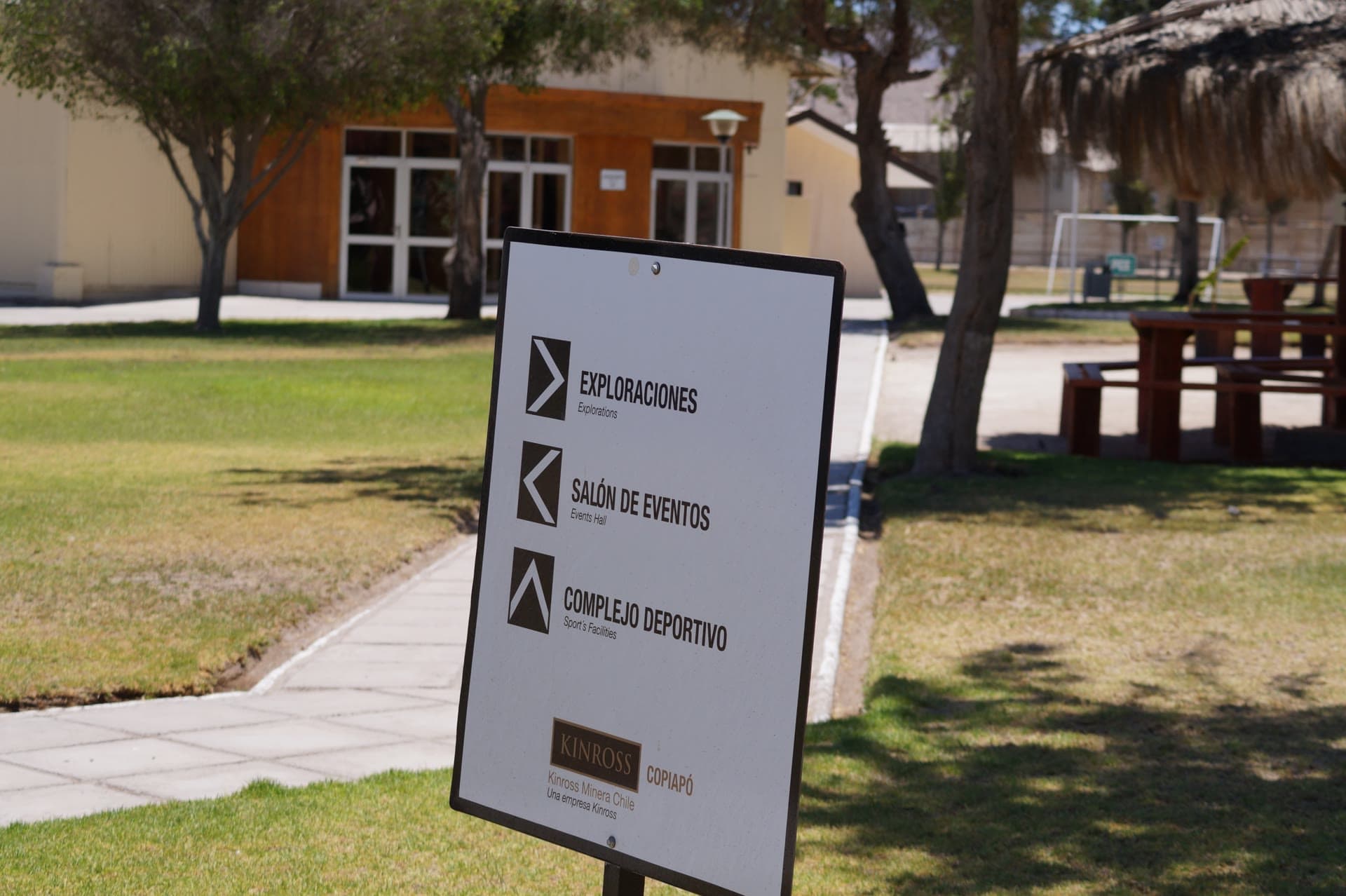 Señalética direccional instalada