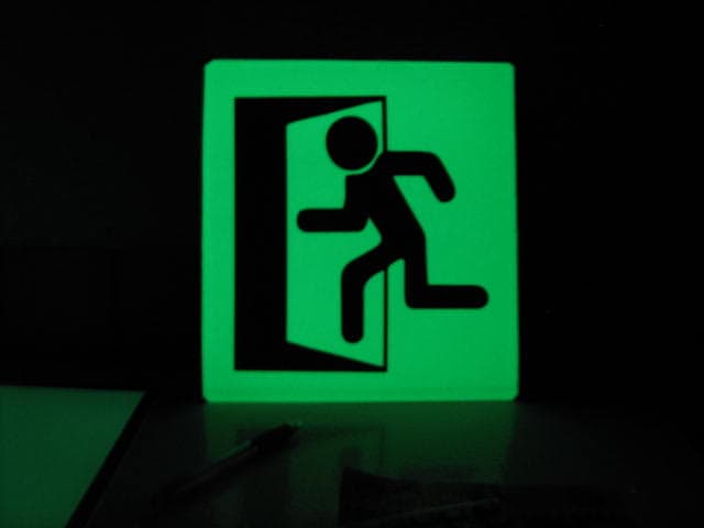 Señalética fotoluminiscente de salida de emergencia